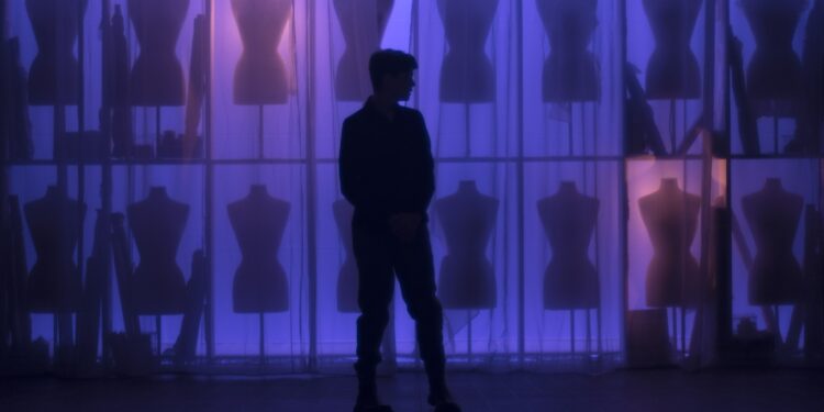 A tender ‘Kisses Deep’ reaches its embracing peak of intimacy with others. An engaging story thoughtfully directed by Eda Holmes.